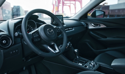 Tay lái của Mazda CX-3 với cụm điều khiển multi media và i-Activsense đặc trưng